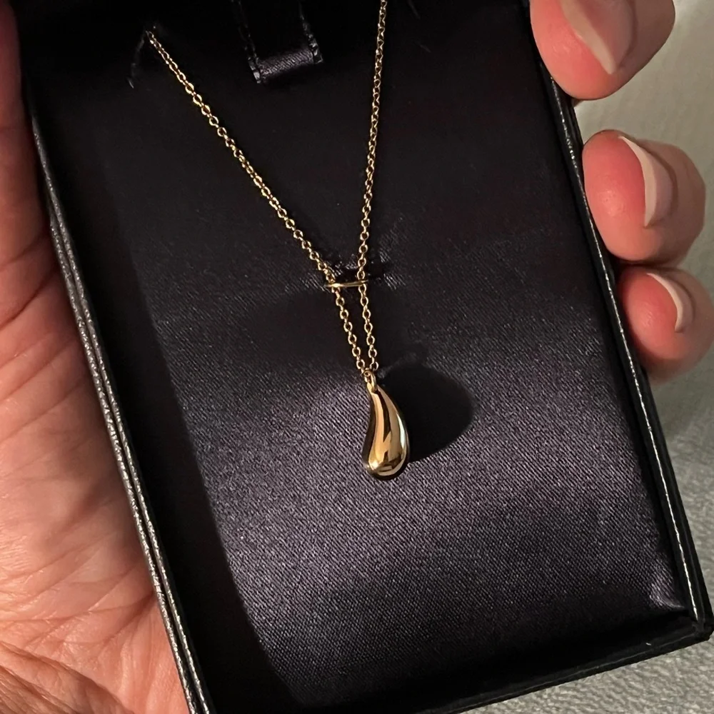 Tiffany & Co. Elsa Peretti® Teardrop Pendant Necklace in 18k Yellow Gold - Picture 3 of 9